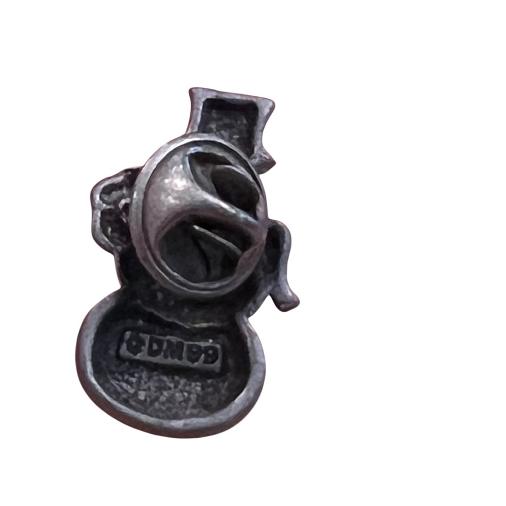 Pewter Snowman with Broom Silver Metal‎ Color Tie Hat Lapel Pin Signed DM 99 VTG - Picture 6 of 10